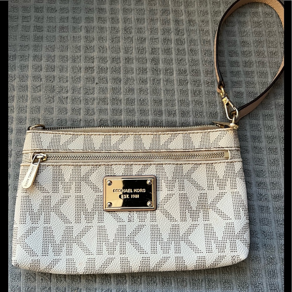 Michael Kors Jet set wristlet. Good pre-owned condition. Measures 8”x5”